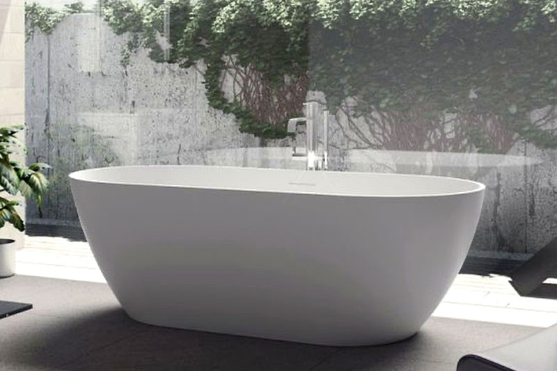 Freistehende Badewanne als Designlösung für großzügige Badezimmer